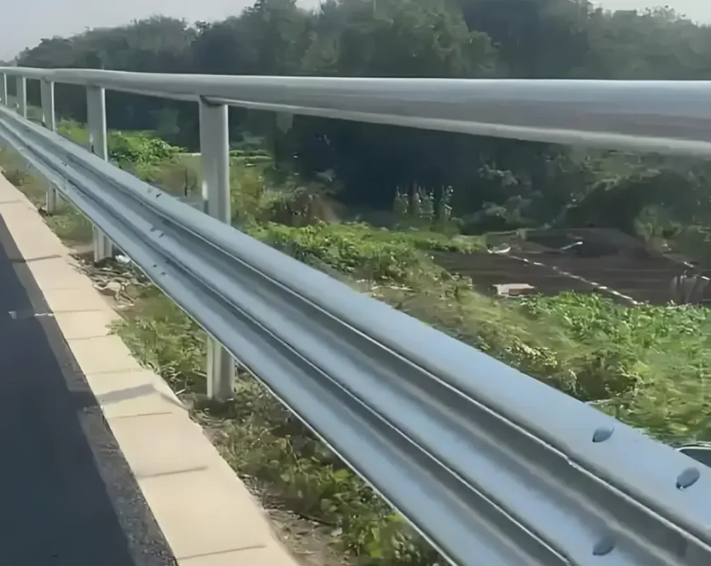 Low-Deflection Safety Barrier